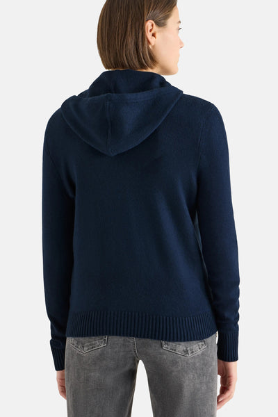 Blauwe CECIL-cardigan, losse pasvorm met capuchon, gedragen met een grijze jeans.