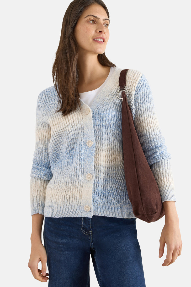 Multigekleurde gebreide cardigan van CECIL, gedragen met een donkerblauwe jeans, achtergezicht.