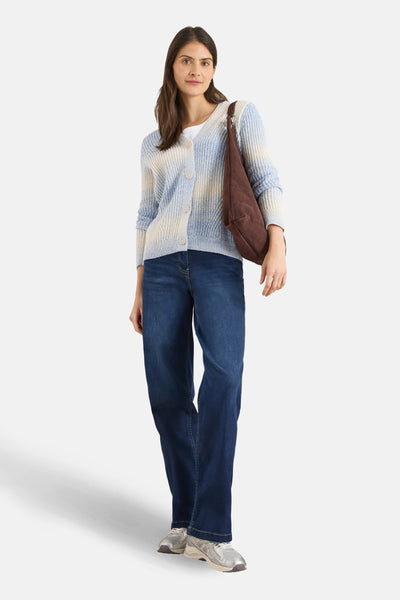 Cardigan multicolore de CECIL, porté avec un t-shirt blanc, un jean bleu et un sac marron sur l'épaule.