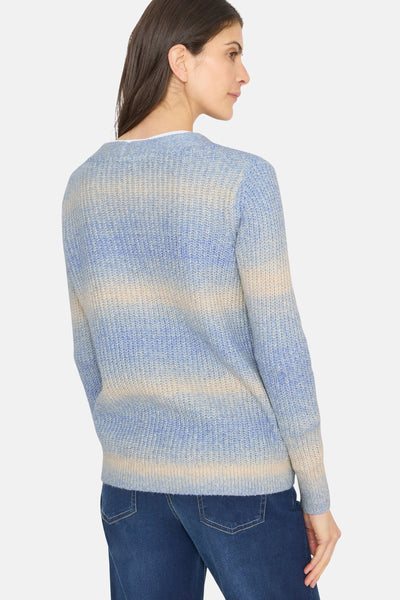 Cardigan tricoté multicolore de CECIL, porté avec un jean bleu foncé, vue de dos.