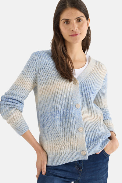 Cardigan multicolore en tricot by CECIL avec boutons et dégradé de couleurs, porté sur un t-shirt blanc.

