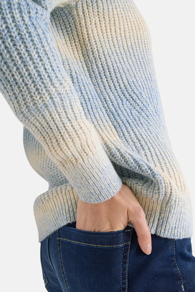 Cardigan multicolore de CECIL, en maille épaisse avec un dégradé de couleurs douces, porté avec un jean bleu.
