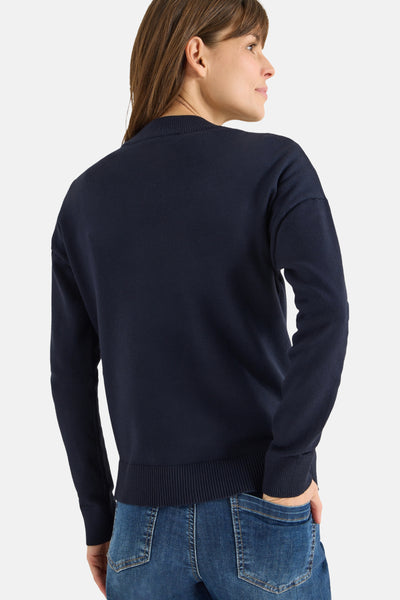 Cardigan bleu de CECIL, manches longues, porté avec un jean bleu, vue de dos.
