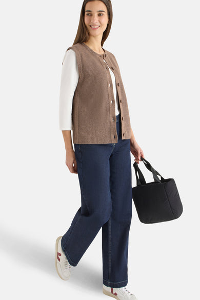 Taupe gilet van CECIL, gedragen over een witte top met driekwartmouwen met een blauwe jeans en een zwarte tas.