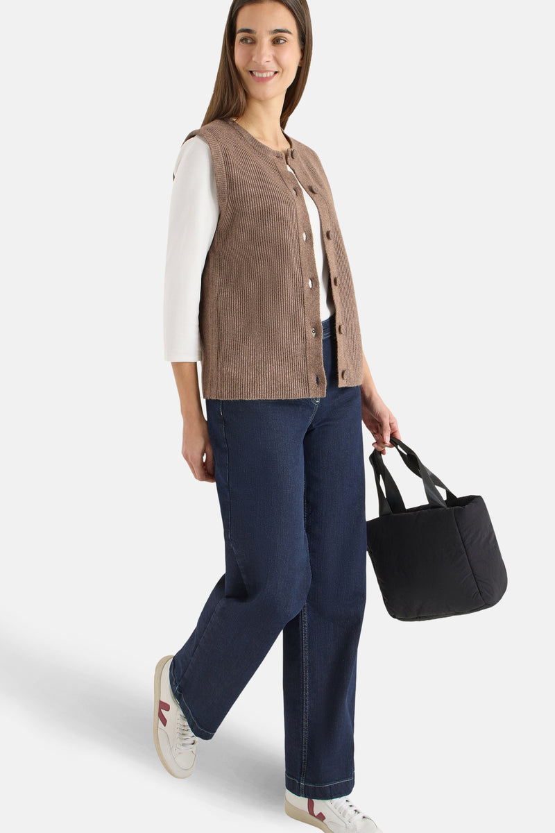 Taupe gilet van CECIL, gedragen over een witte top met driekwartmouwen met een blauwe jeans en een zwarte tas.