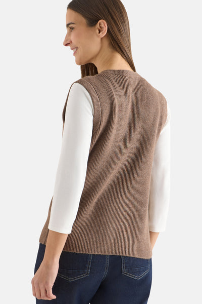 Taupe gilet van CECIL, in geribbelde breiwerk gedragen over een witte top met driekwartmouwen en een jeans.