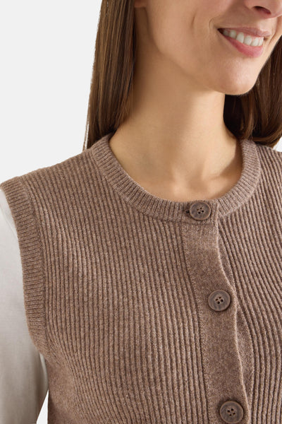Taupe vest van geribbelde gebreide stof van CECIL, met een rij decoratieve knopen.