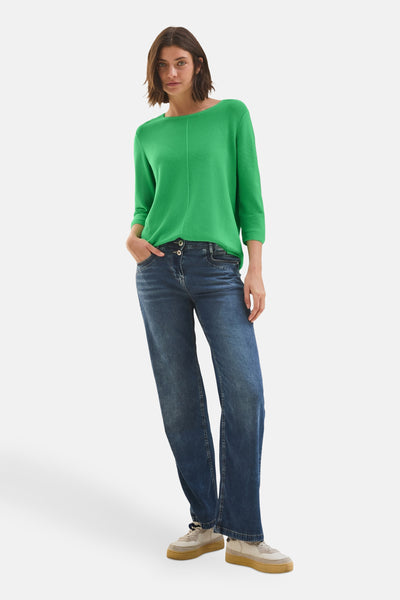 Ronde mouwde groen CECIL, gedragen met een brede blauwe jeans en creme baskets.