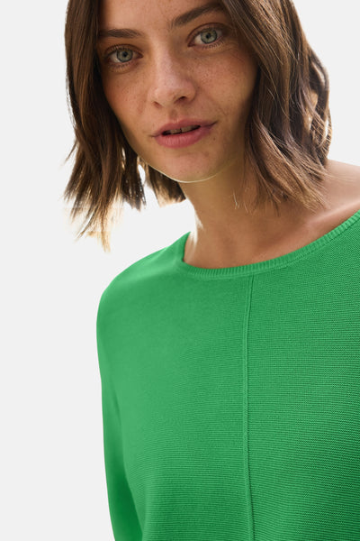 Pull à col rond vert de CECIL, en maille fine, porté par un mannequin au teint clair.