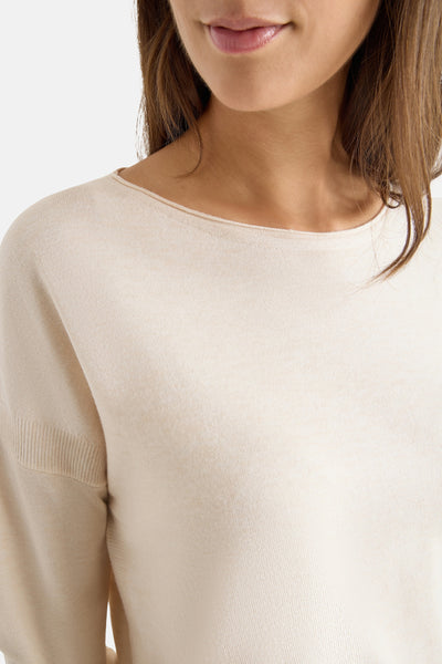 Pull à col rond écru de CECIL, en maille fine, porté par un mannequin, et présentant une texture lisse.