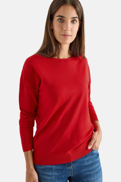 Pull à col rond rouge de CECIL, porté avec un jean, main dans la poche.