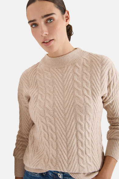 Beige kabeltrui van CECIL met opstaande kraag en chevronpatroon.