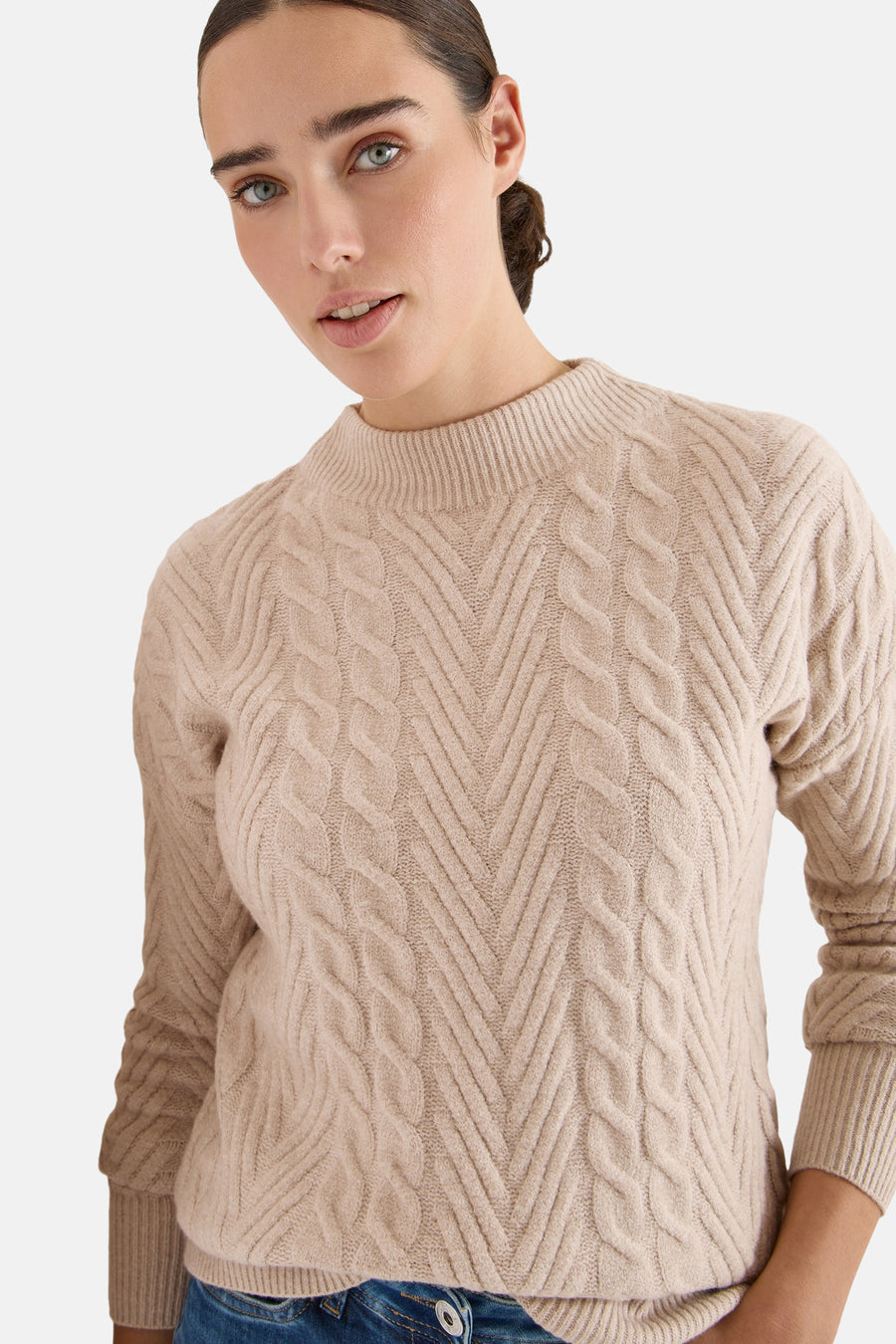 Beige kabeltrui van CECIL met opstaande kraag en chevronpatroon.