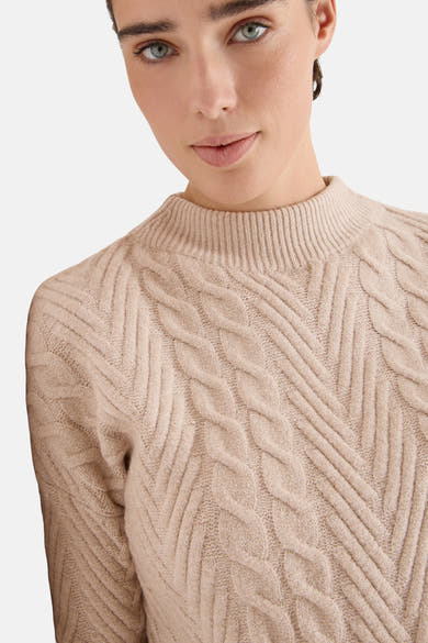 Beige trui van CECIL met kabelpatroon en opstaande kraag.