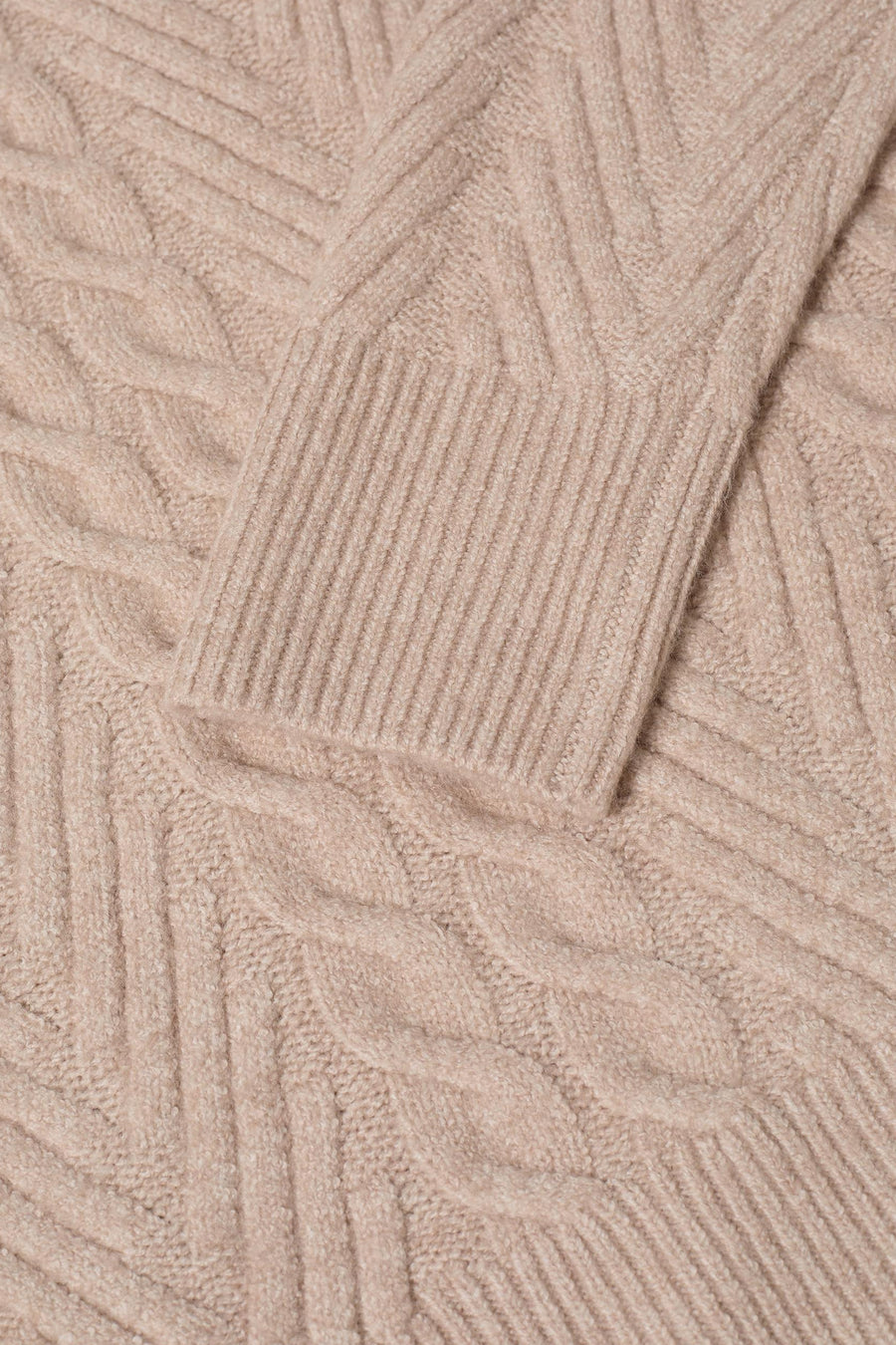 Beige trui van CECIL met kabelpatroon, chevronmotief en lange mouwen.