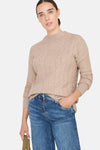 Beige trui van CECIL, met kabels, gedragen met een blauwe jeans.