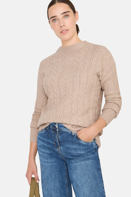 Beige trui van CECIL, met kabels, gedragen met een blauwe jeans.