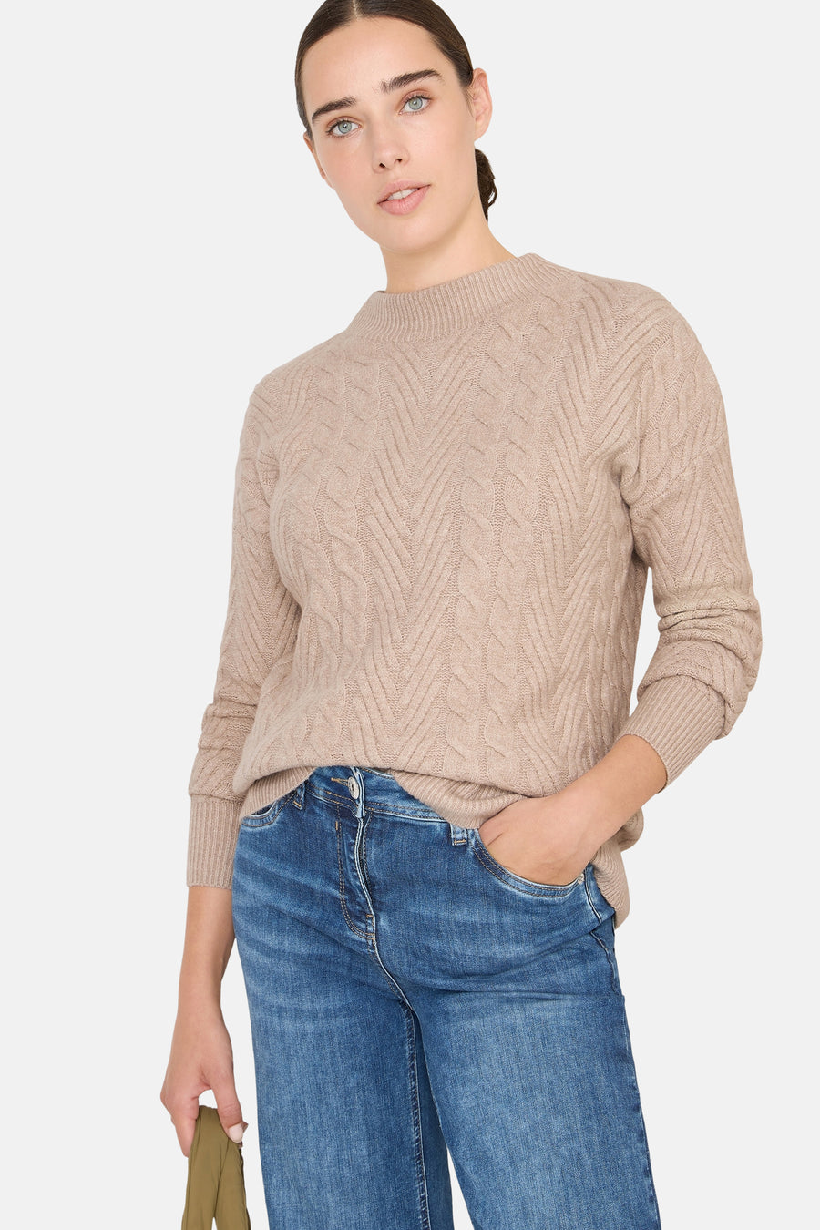 Beige trui van CECIL, met kabels, gedragen met een blauwe jeans.