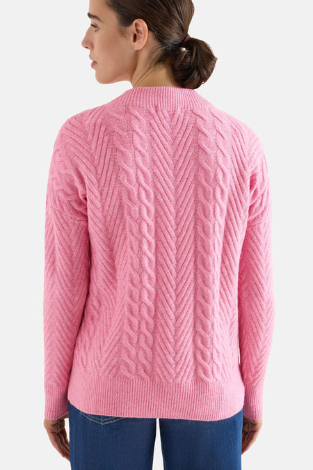 Roze trui met kabelpatroon van CECIL, met visgraatmotief en knotje.