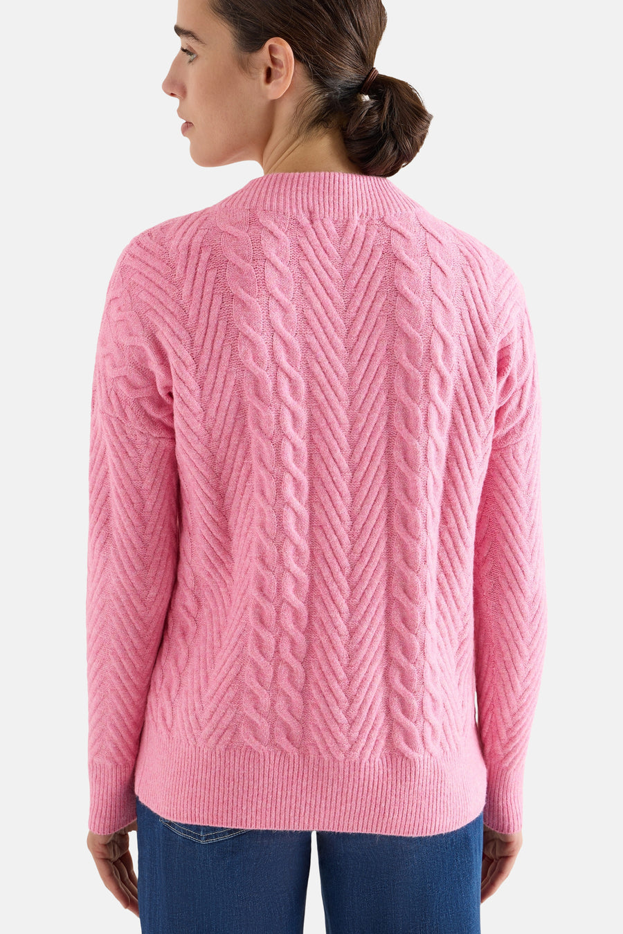 Roze trui met kabelpatroon van CECIL, met visgraatmotief en knotje.
