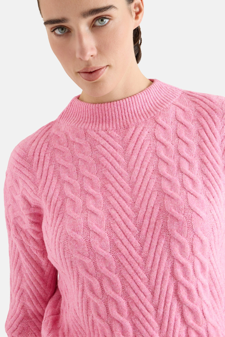Roze trui met kabelpatroon van CECIL met geribde opstaande kraag en chevronpatroon.