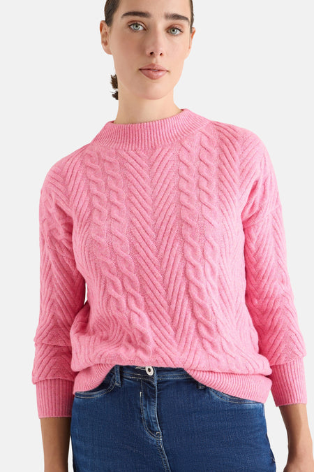Roze gebreide trui met kabelpatroon van CECIL, gedragen met een donkerblauwe jeans.