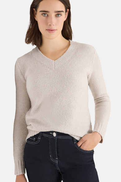 Beige V-hals trui van CECIL, van zachte en pluizige stof, gedragen met een donkere broek.