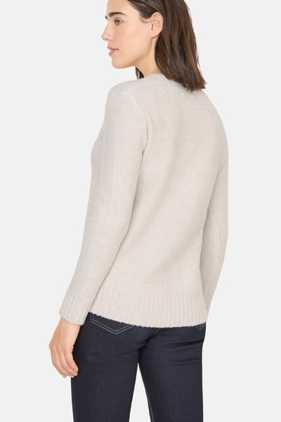 Beige V-hals trui van CECIL, gedragen met een donkere jeans met contrasterende stiksels, achtergezicht.