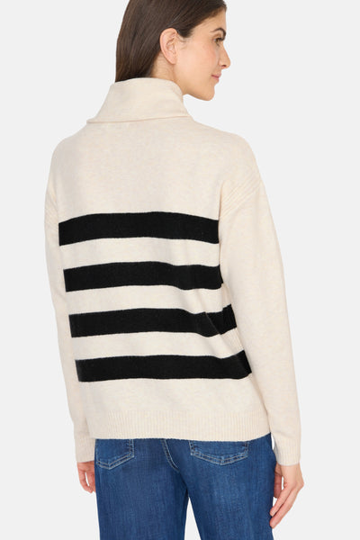 Pull multicolore de CECIL avec rayures horizontales noires, porté avec un jean bleu, vue de dos.