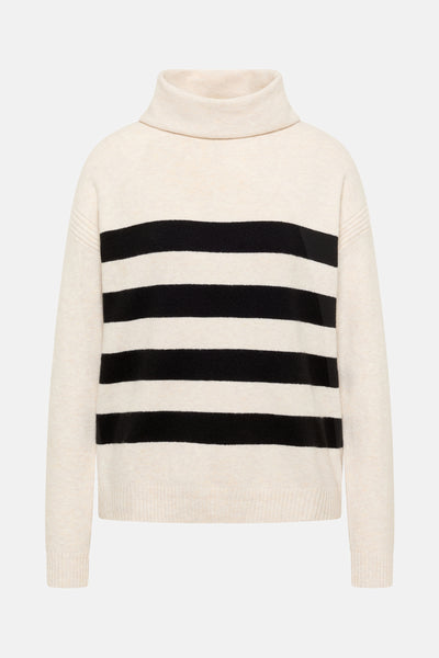 Pull multicolore de CECIL à col roulé et rayures horizontales noires sur fond écru.