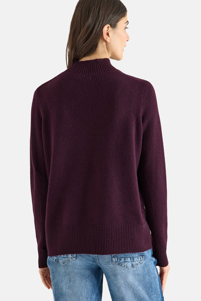 Bordeaux coltrui van CECIL, met geribbelde zoom en gedragen met een blauwe jeans.