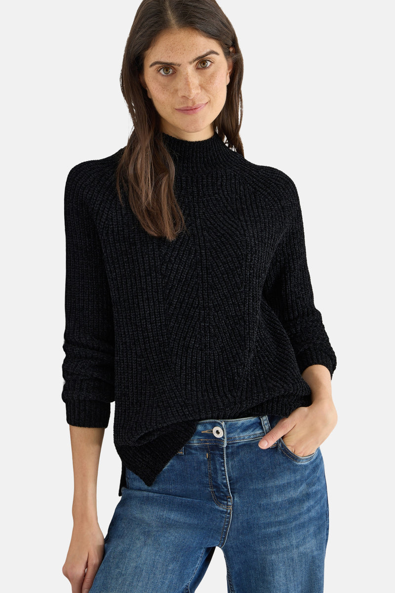 Zwarte coltrui van CECIL, gedragen met een wijde blauwe jeans en een bruine handtas.