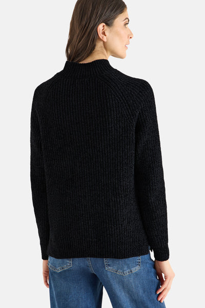 Zwarte coltrui van CECIL, in getextureerd ribgebreid, gedragen met een blauwe jeans.