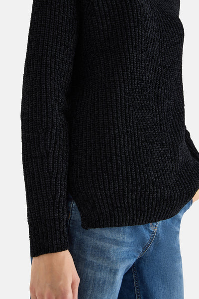 Zwarte coltrui van CECIL, in dikke ribgebreide stof, gedragen met een blauwe jeans.