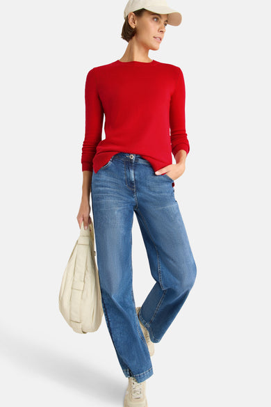 Rode rondehals trui van CECIL, gedragen met een wijde blauwe jeans en beige sneakers.
