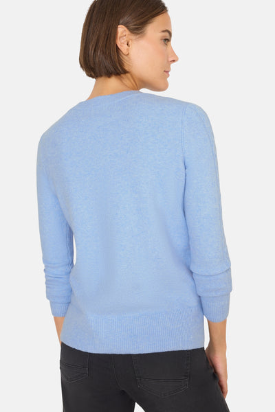 Pull à col rond bleu de CECIL, manches trois-quarts, porté avec un pantalon noir.
