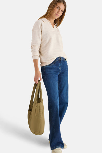 Beige trui van CECIL, gedragen met een blauwe jeans en een kaki tas.