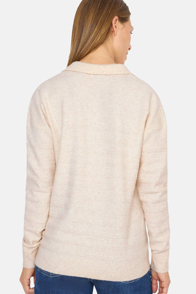 Beige trui van CECIL, subtiel gestreept textuurdetail, gedragen met een blauwe jeans, achtergezicht.