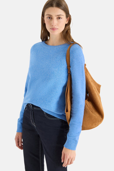Ronde hals trui blauw van CECIL, gedragen met donkere wijde jeans en crème en blauwe sneakers.