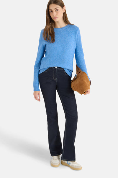 Pull à col rond bleu de CECIL, porté avec un jean évasé foncé et des baskets crème et bleues.