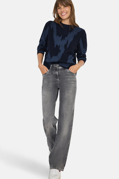 Ronde hals trui blauw van CECIL met abstract patroon, gedragen met een grijze high-waist jeans.