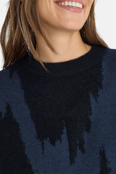 Pull bleu à col rond de CECIL, avec un motif abstrait foncé sur le devant et un tissu texturé.