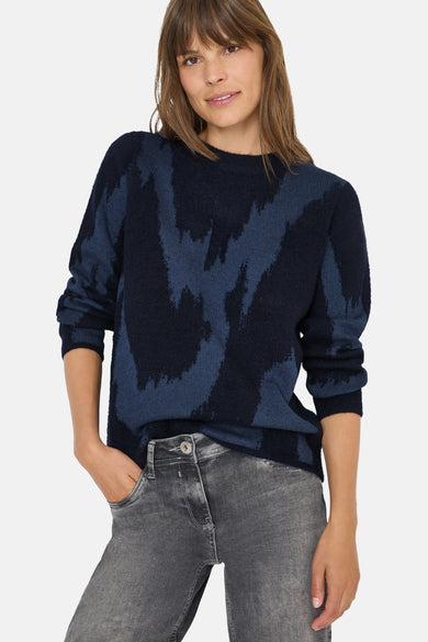 Ronde hals trui blauw van CECIL met een abstract patroon, gedragen met een grijze jeans.