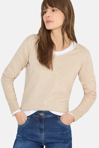 Pull à col en V beige de CECIL, porté avec un t-shirt blanc et un jean bleu foncé.