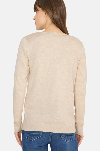 Beige V-hals trui van CECIL, achterkant, gedragen met een blauwe jeans.