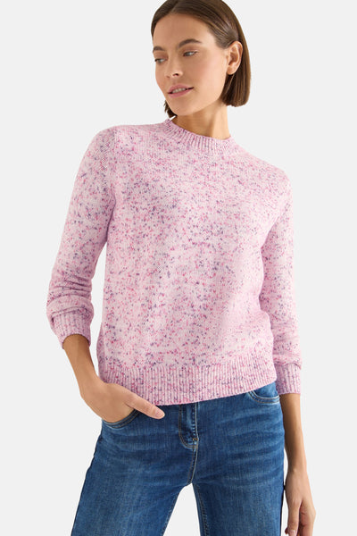 Ronde hals trui roze van CECIL, in gemêleerde breiwerk, gedragen met een blauwe jeans.