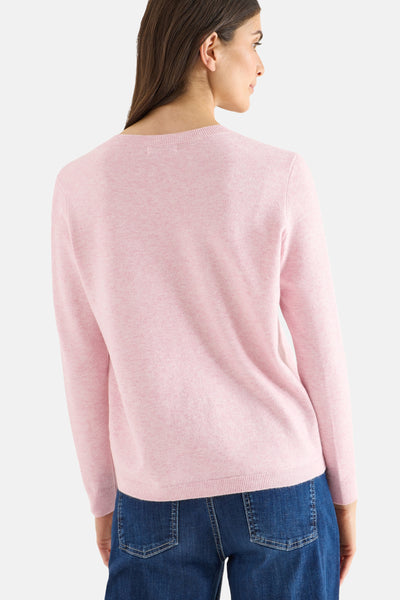 Roze V-hals trui van CECIL, gedragen met een spijkerbroek, achterzicht.