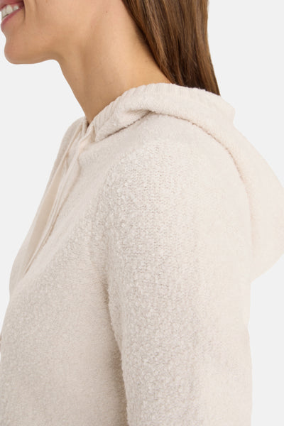 Pull à capuche écru de CECIL, en texture bouclée douce, avec capuche et cordon de serrage.