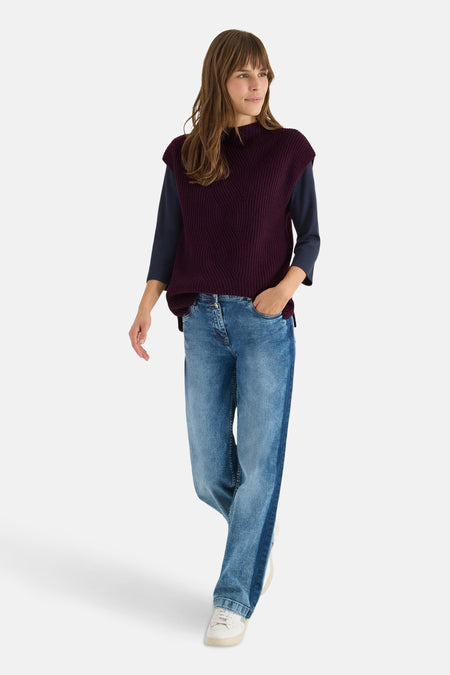 Débardeur violet de CECIL, porté sur une chemise bleu marine, avec un jean bleu et des chaussures blanches.