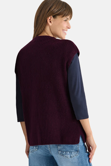Paarse gebreide tanktop van CECIL, gedragen met een marineblauw T-shirt en een spijkerbroek, achterzicht.